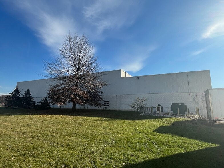 More Photos Of 600 Bartlett Dr, York Warehouse For Lease