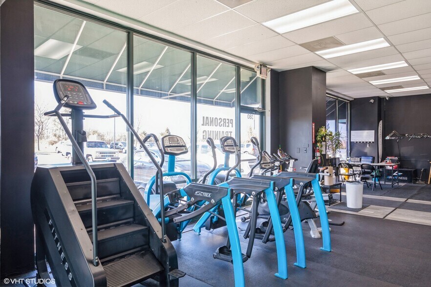 More Photos Of 366-380 Bank Dr, Mchenry Restaurant For Lease