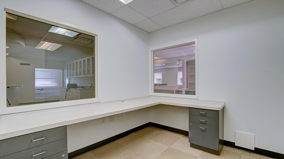 More Photos Of 2 Kings Hwy, Middletown Medical For Lease