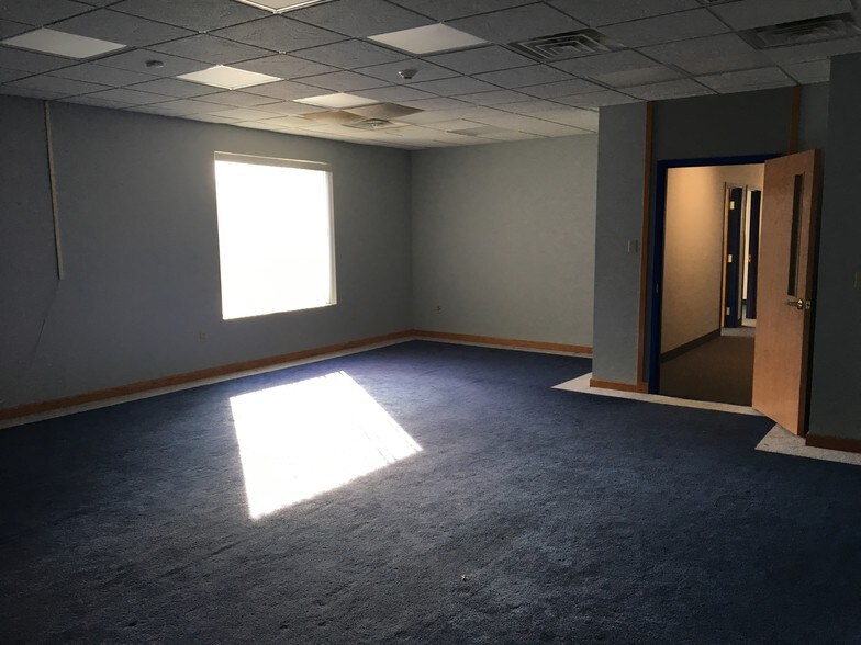 More Photos Of 495 Aero Dr, Cheektowaga Light Distribution For Lease