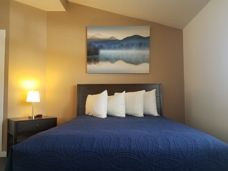 More Photos Of 1000 Grand Ave, Grand Lake Restaurant For Sale