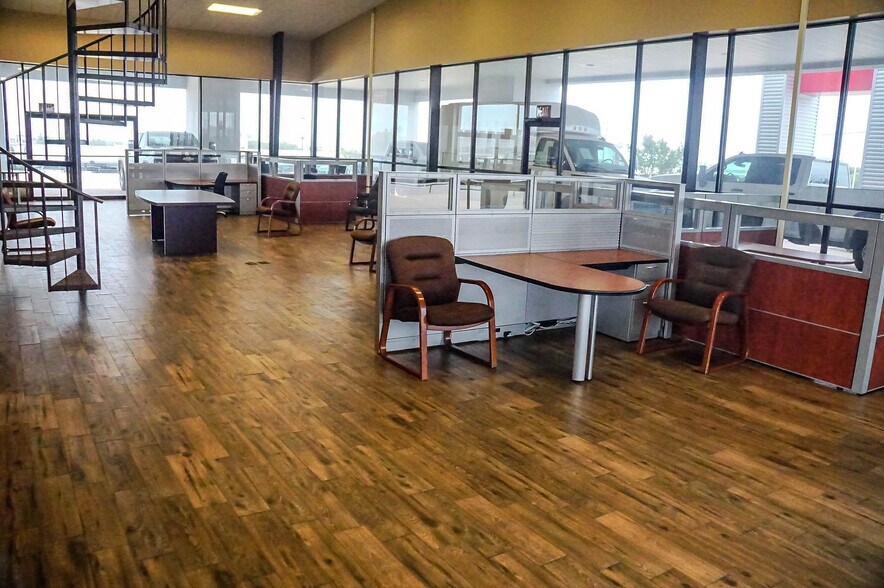 More Photos Of 3015 Fort Worth Hwy, Hudson Oaks Auto Dealership For Lease