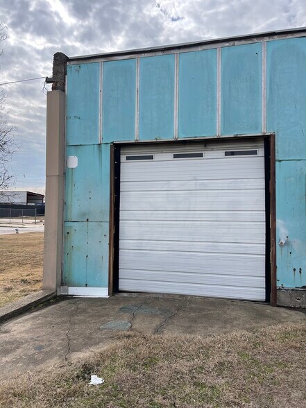 More Photos Of 636 Third Ave, Dallas Warehouse For Sale