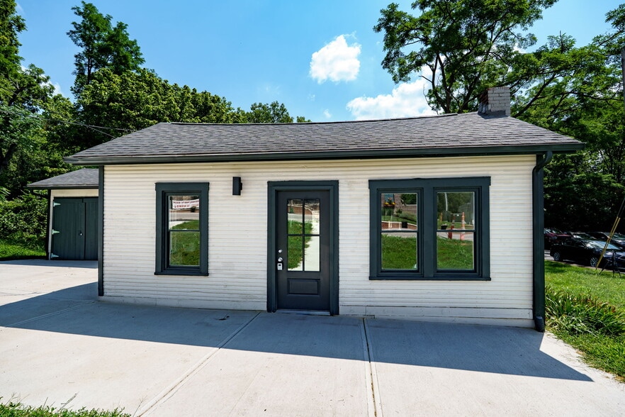 More Photos Of 520 N Broadway St, Lebanon Showroom For Sale