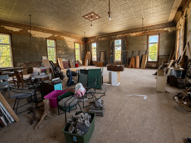 More Photos Of 6943 Monroe, Stockwell Convenience Store For Sale