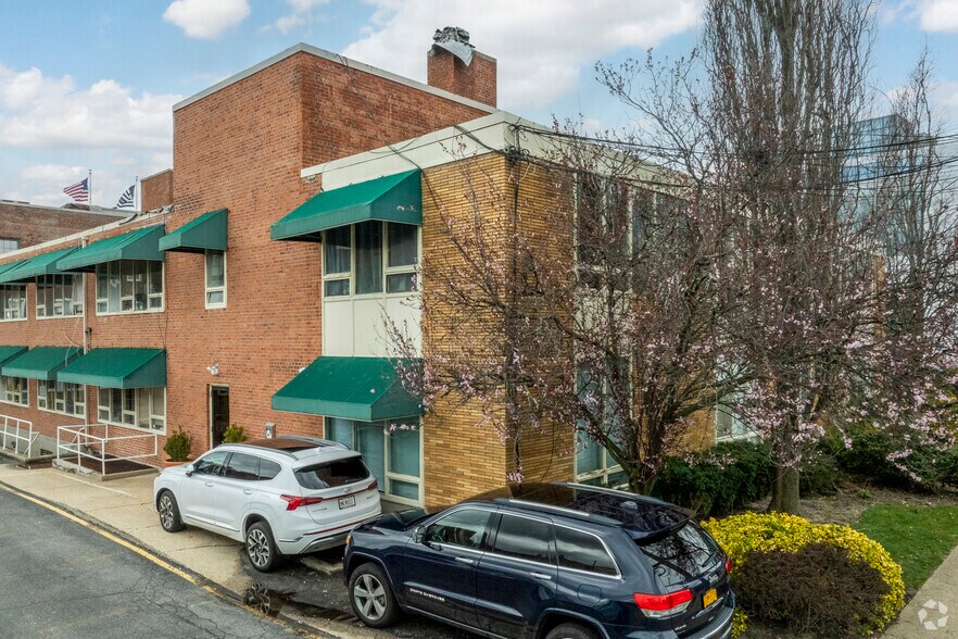 More Photos Of 220 Old Country Rd, Mineola Office For Lease