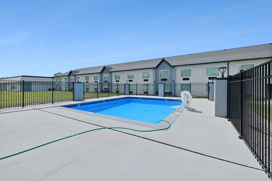 More Photos Of 126 Expressway Dr, Manchester Hotel For Sale