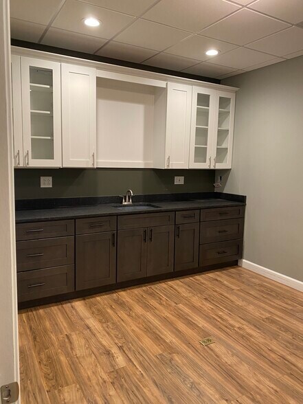 More Photos Of 4444 N Belleview Ave, Kansas City Unknown For Lease