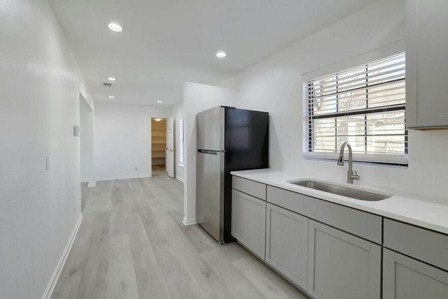 More Photos Of 2028 W Ben White Blvd, Austin Office For Lease