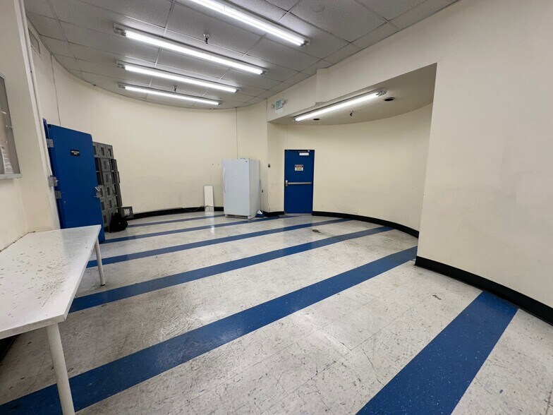 More Photos Of 1325 E Flamingo Rd, Las Vegas General Retail For Sale