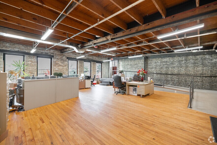 More Photos Of 1741 W Saint Paul Ave, Milwaukee Flex For Sale