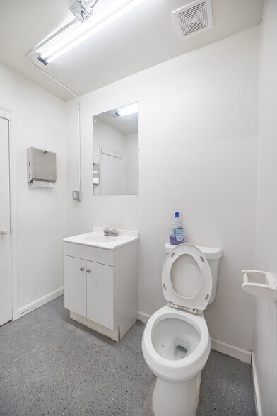 More Photos Of 2423 W Campbell Ave, Phoenix Warehouse For Lease