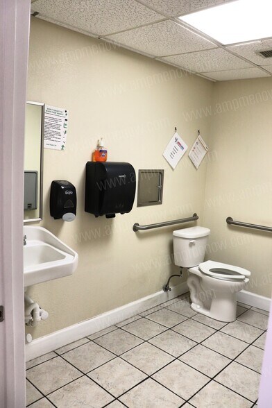 More Photos Of 8225 Normandy Blvd, Jacksonville Medical For Sale