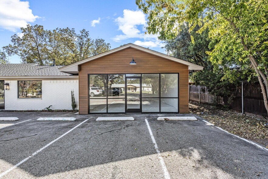 More Photos Of 717 E Liberty St, Pilot Point Storefront Retail Office For Lease