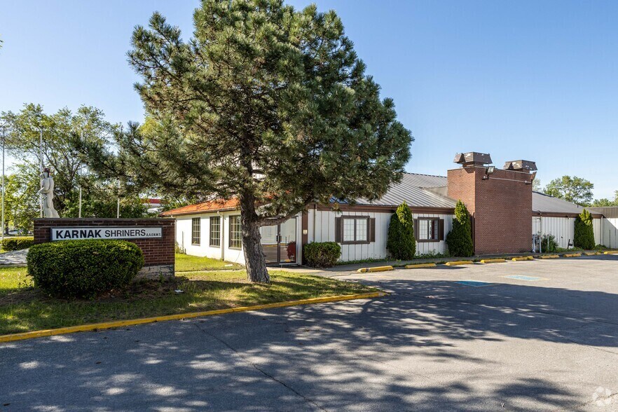 More Photos Of 3350 Boul Des Sources, Dollard-des-Ormeaux Storefront Retail Office For Lease