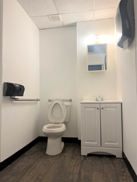 More Photos Of 801 Secretary Dr, Arlington Warehouse For Lease