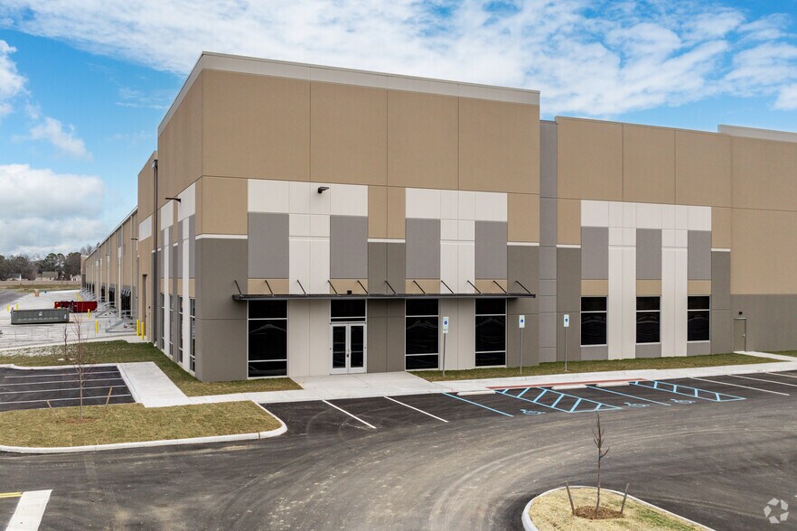 More Photos Of 30 Aberdeen Rd, Hampton Distribution For Lease