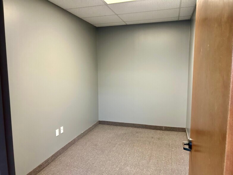 More Photos Of 12035 Shiloh Rd, Dallas Showroom For Lease