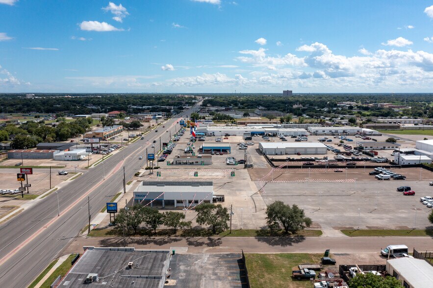 More Photos Of 3407 Navarro St, Victoria Flex For Sale