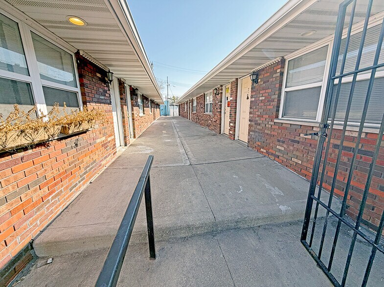More Photos Of 1832 Cleveland Blvd, Granite City Apartments For Sale