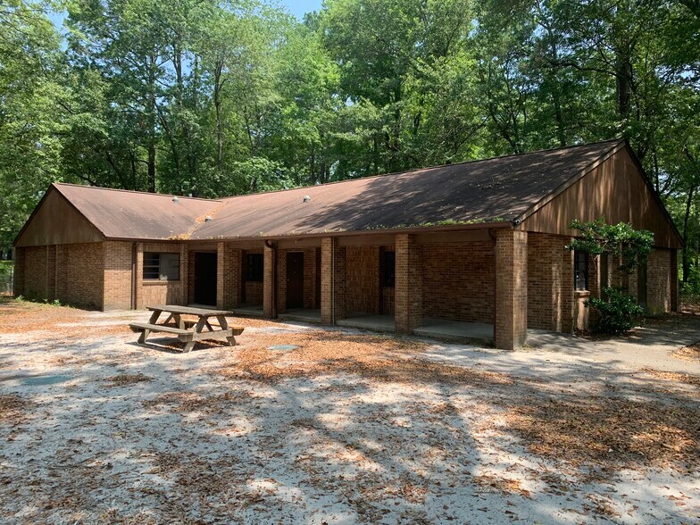 More Photos Of 1500 Chestnut Rd, Elgin Specialty For Sale