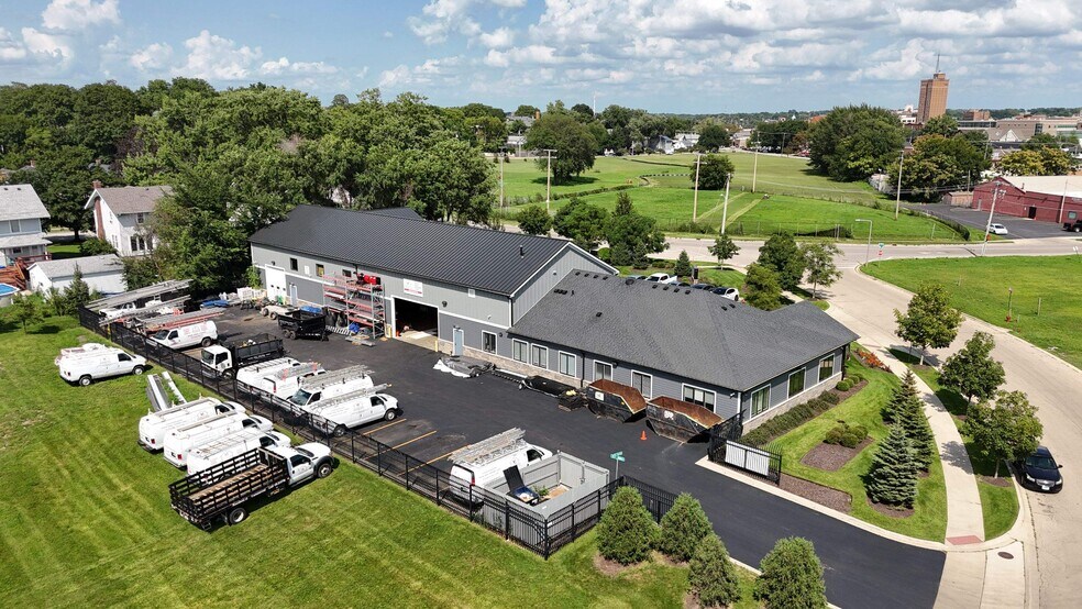 More Photos Of 325 Marshall Ave, Aurora Industrial For Sale