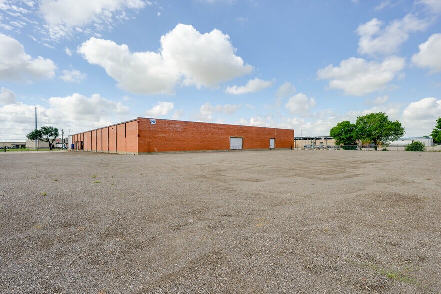 More Photos Of 909 Regal Row, Dallas Warehouse For Sale