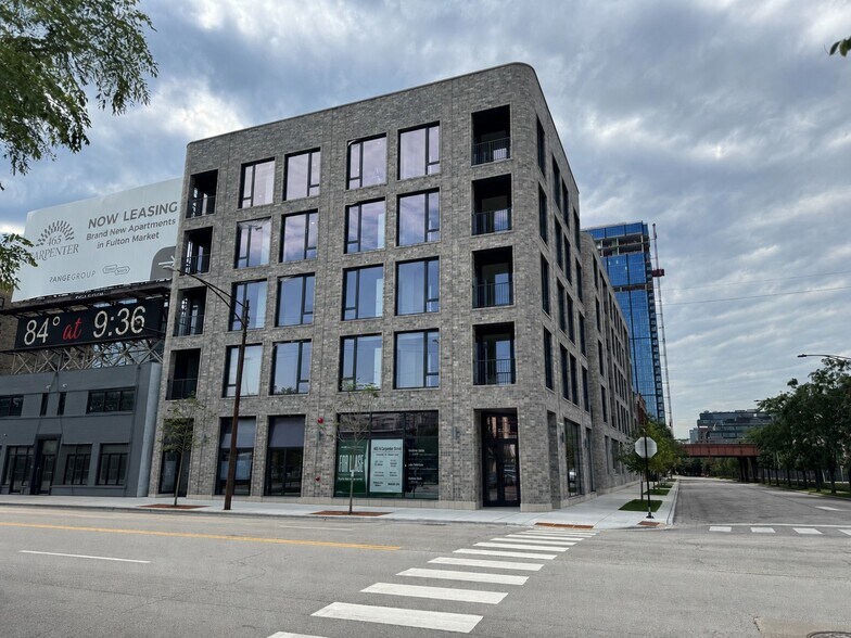 More Photos Of 465 N Carpenter St, Chicago Apartments For Lease