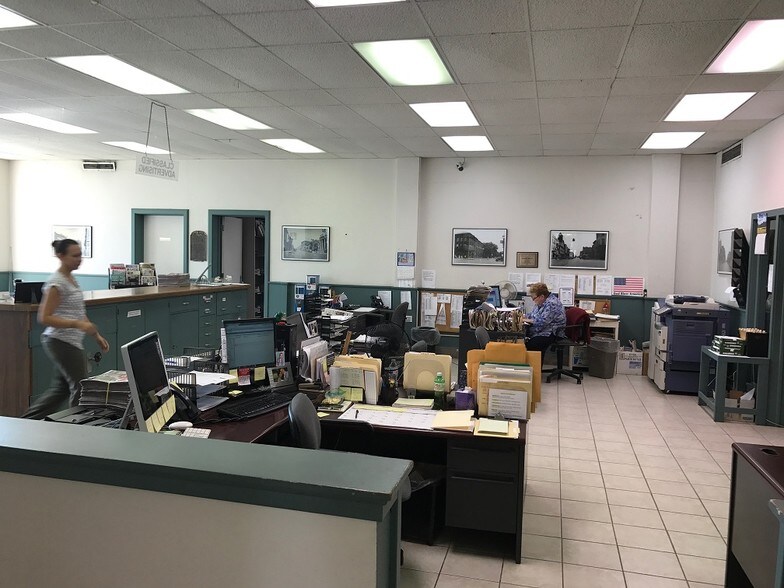 More Photos Of 161 N Lincoln Ave, Salem Office For Sale