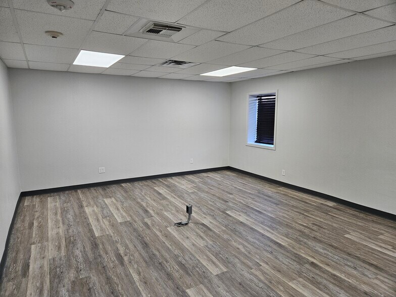 More Photos Of 13700-13812 US Highway 90 W, San Antonio Warehouse For Sale