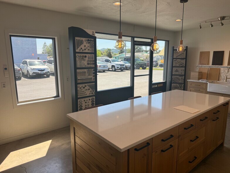More Photos Of 697 34th St, Springfield Warehouse For Lease