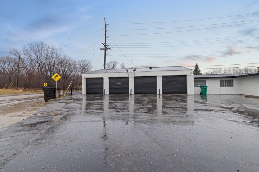 More Photos Of 2020 Dixie Hwy, Waterford Freestanding For Sale