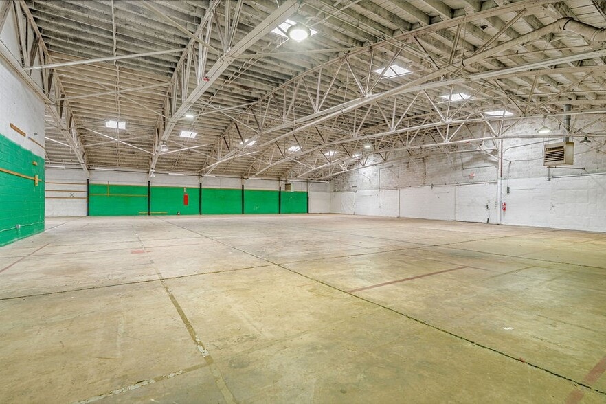 More Photos Of 1214 College St, Clarksville Warehouse For Lease