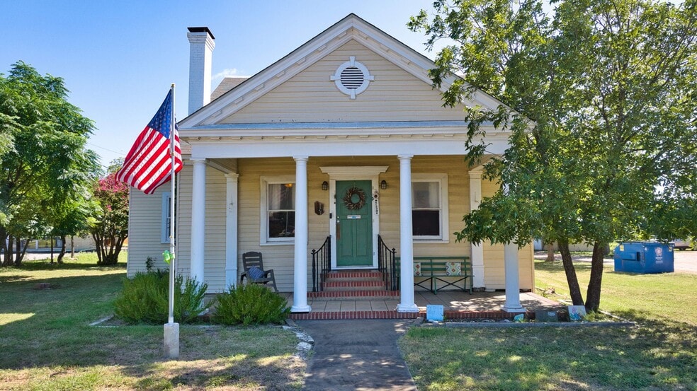 Primary Photo Of 1016 Main St, Kerrville Office For Sale
