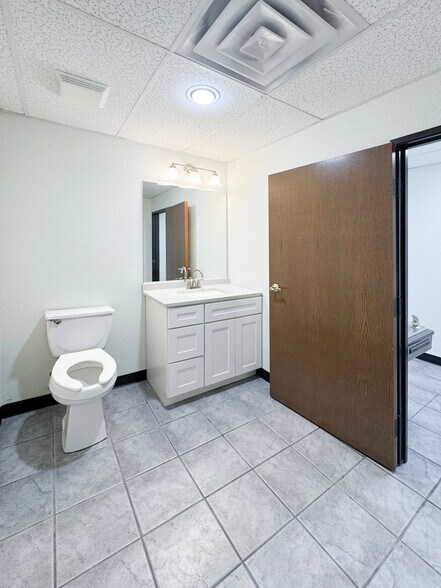 More Photos Of 2005 N Willow Ave, Broken Arrow Service For Lease