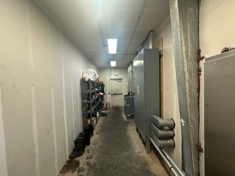 More Photos Of 1051 Aqua Dr, Haughton Distribution For Sale