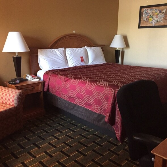 More Photos Of 1507 N Tibbs Rd, Dalton Hotel For Sale