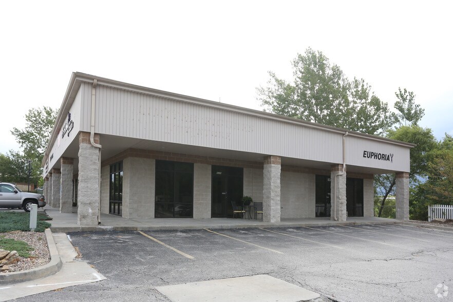 More Photos Of 8327-8339 N Congress Ave, Kansas City Storefront Retail Office For Lease