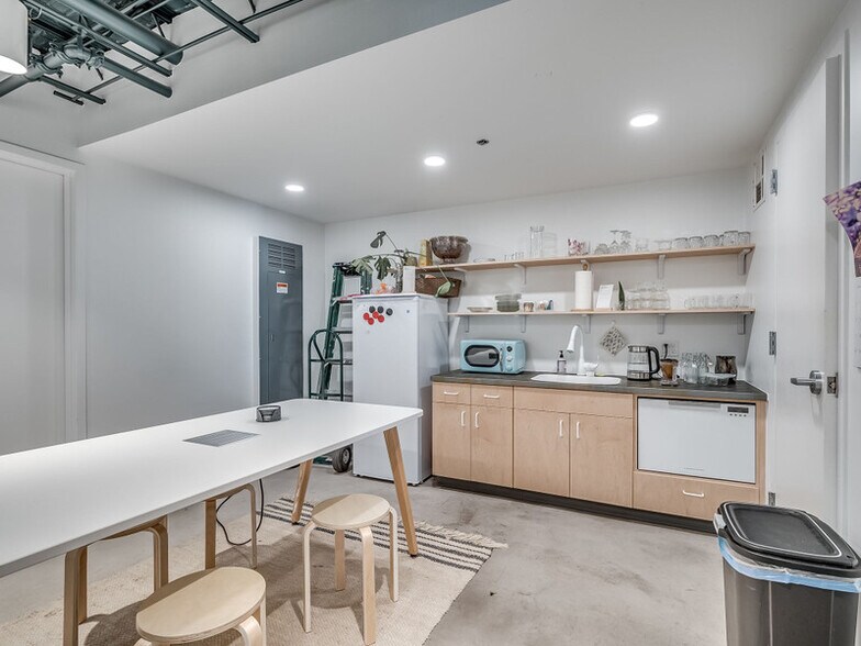 More Photos Of 916 NW 6th St, Oklahoma City Storefront Retail Office For Sale