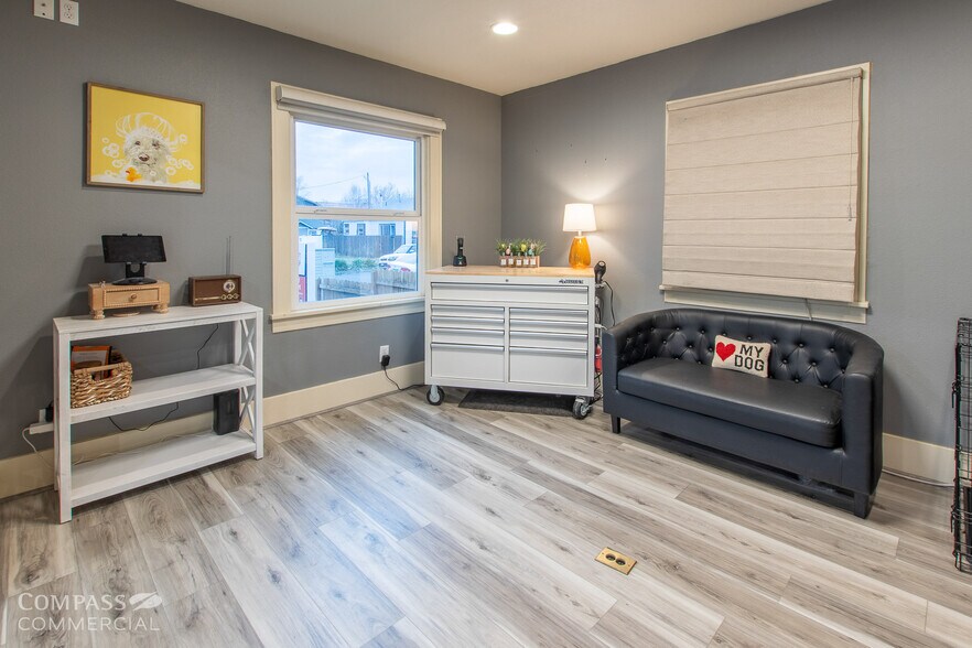 More Photos Of 721 SW 10th St, Redmond General Retail For Sale