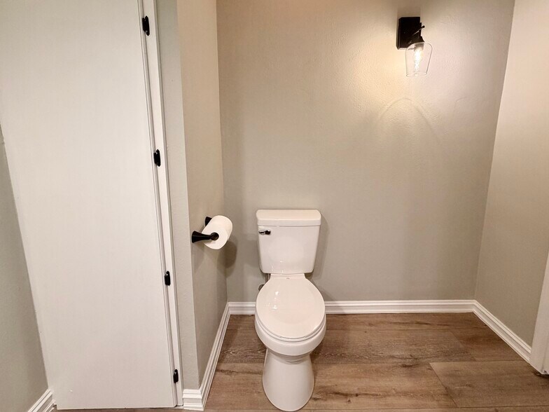 More Photos Of 1030 W Main St, Jenks Office For Sale