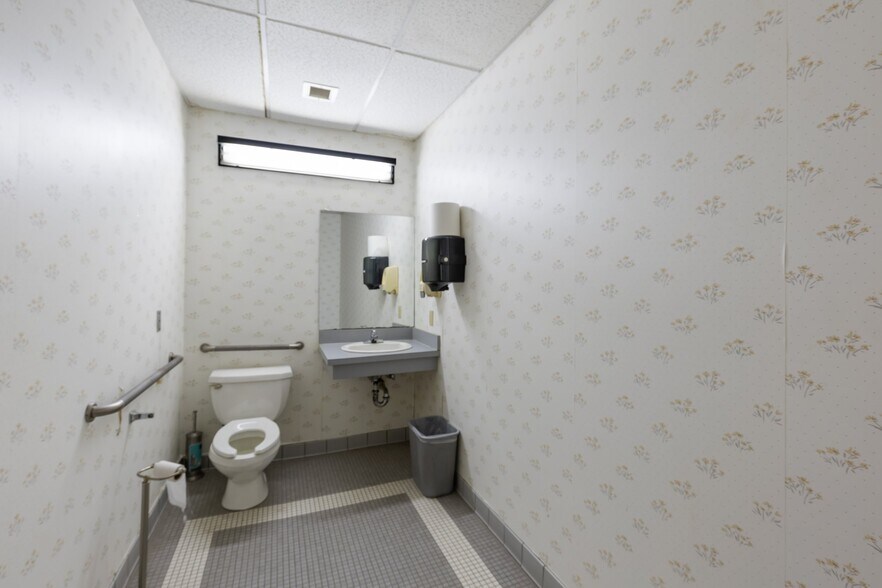 More Photos Of 19-25 Main St, Hartford Office Residential For Sale