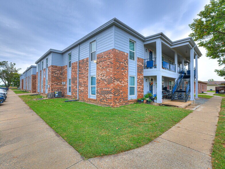 More Photos Of 1220 SE 9th St, Pryor Apartments For Sale