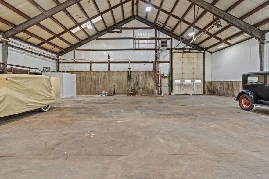 More Photos Of 1960 E Main Rd, Portsmouth Freestanding For Sale