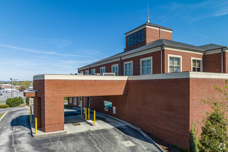 More Photos Of 2060 Fort Henry Dr, Kingsport Bank For Sale