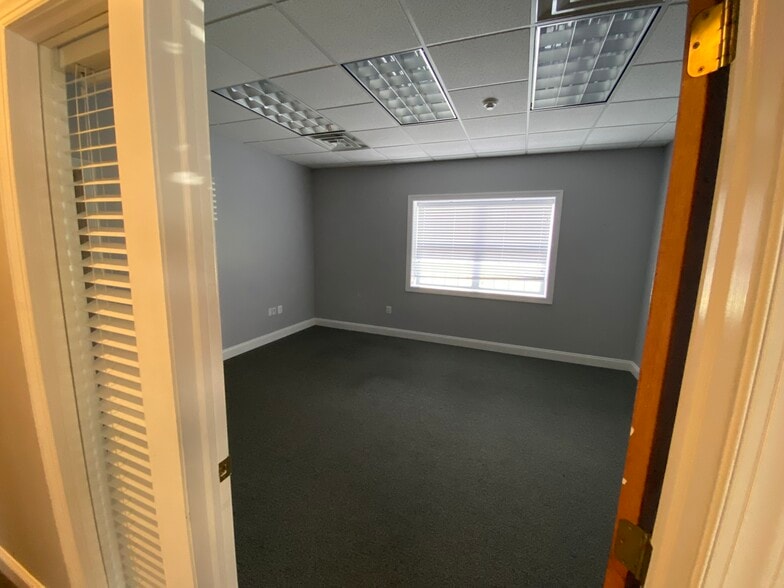 More Photos Of 967-969 Street Rd, Southampton Freestanding For Lease