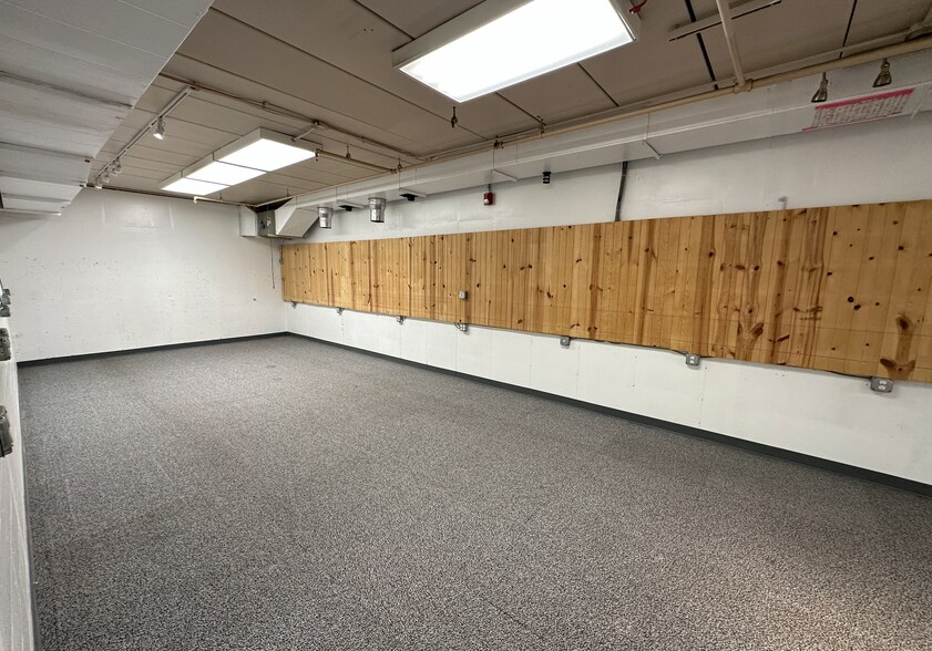 More Photos Of 4951 Dixie Hwy, Fairfield Showroom For Sale