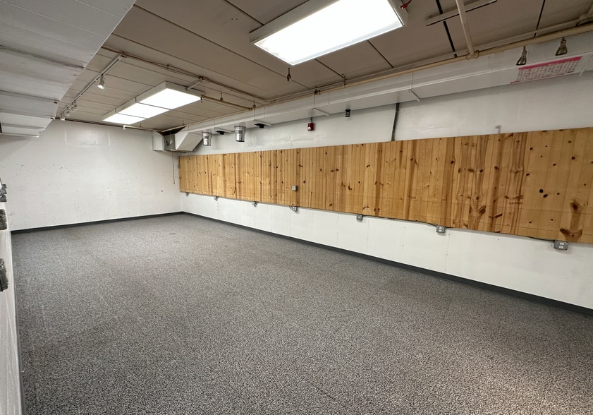 More Photos Of 4951 Dixie Hwy, Fairfield Showroom For Lease