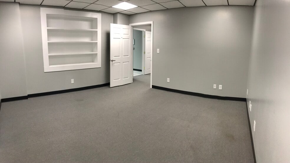 More Photos Of 472 Grimes Blvd, Lexington Warehouse For Lease