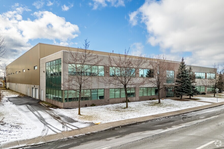 More Photos Of 2111 Ave 32nd, Montréal Distribution For Sale